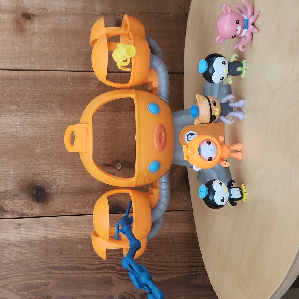 Octonauts Above & Beyond Octopod Adventure Playset with additional figures